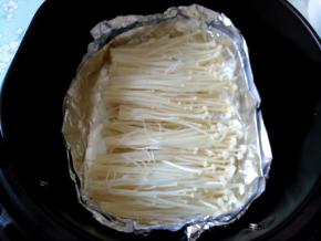 将金针菇平铺在锡纸上，180度先烤5分钟。然后翻一个面，将下面没有烤到的金针菇翻上来，再烤3-5分钟。量少就烤一次。