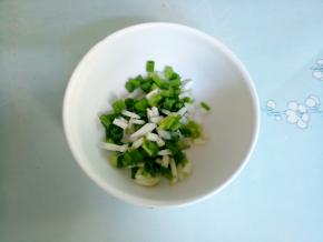 准备适量葱花。