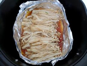 金针菇烤好了，表面微焦，有点干缩了，将调好的酱汁均匀淋在表面。