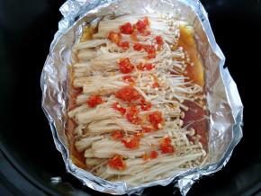 再点上一些剁椒，再烤2分钟左右。