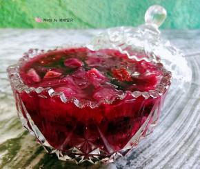 大枣紫薯银耳羹晾凉放入冰箱冷藏后装入容器中就大功告成了