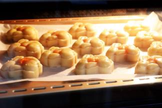 放入烤箱上下火180度，烤15分钟左右