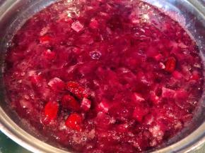 煮至银耳的胶汁安全熬出来汤汁浓稠即可出锅享用