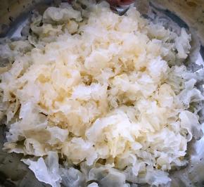 泡好的银耳在开水中焯一下水后立即放入冷水中过凉后洗净沥干水份