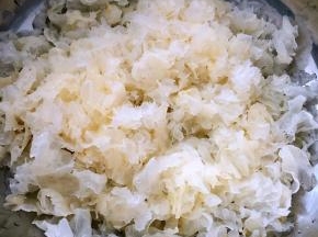 泡好的银耳在开水中焯一下水后立即放入冷水中过凉后洗净沥干水份