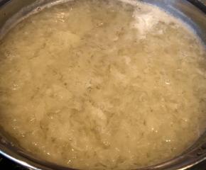 银耳煮至微微粘稠看着就想吃了