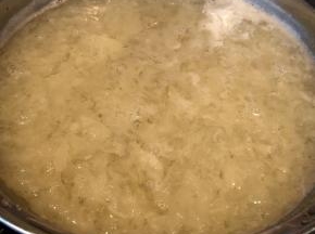 银耳煮至微微粘稠看着就想吃了