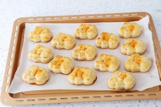 烤至表面金黄色即可，烤好取出放入晾网上晾凉后密封保存，三天后回油食用口感更佳