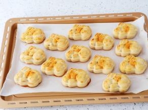烤至表面金黄色即可，烤好取出放入晾网上晾凉后密封保存，三天后回油食用口感更佳
