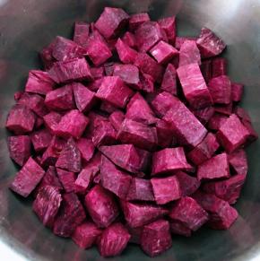 紫薯切成大小均匀的小块