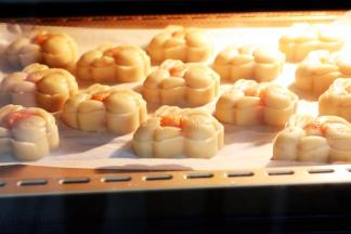 放入烤箱，上下火180度，烤5分钟定型后再取出