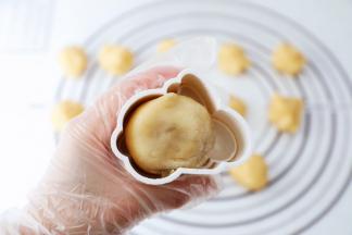 再放入月饼模具中按实