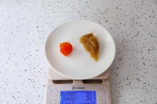 把晾凉的蛋黄和白莲蓉馅一起称出30克为一份