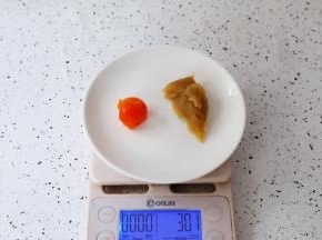 把晾凉的蛋黄和白莲蓉馅一起称出30克为一份