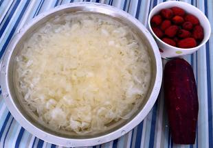 紫薯去皮洗净、大枣、小碎银耳洗净清水浸泡至银耳完全泡发开