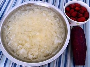 紫薯去皮洗净、大枣、小碎银耳洗净清水浸泡至银耳完全泡发开