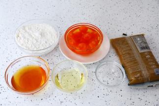 准备好材料，咸蛋黄提前用玉米油浸泡一夜