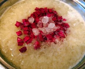 放入紫薯块和冰糖一起煮十五分钟