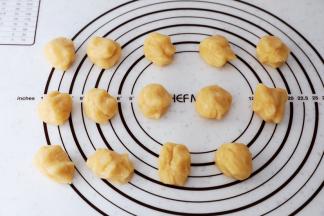 把醒发好的饼皮分成20克为一份