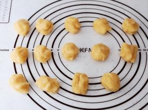 把醒发好的饼皮分成20克为一份