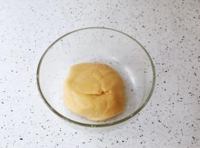 用刮刀拌匀再揉成光滑的面团