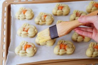 蛋黄+1勺蛋清+10克清水搅拌均匀过筛，在表面刷一遍薄薄的蛋黄水