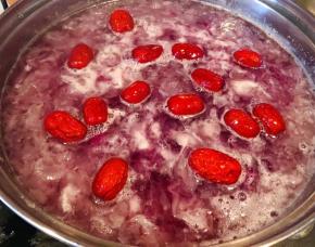 放入大枣一起煮至熟透