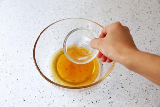 转化糖浆加入枧水，搅拌均匀