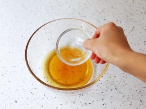 转化糖浆加入枧水，搅拌均匀