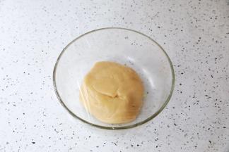 盖上保鲜膜，室温醒发1-2小时