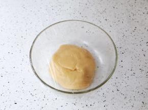 盖上保鲜膜，室温醒发1-2小时