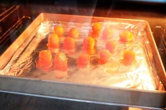 面团醒发的时间，把咸蛋黄表面喷洒一点白酒，放入烤箱，上下火180度烘烤5分钟取出晾凉备用
