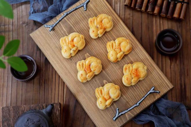 玉兔月饼（白莲蓉蛋黄）