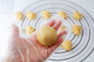 利用虎口慢慢往上推收紧收口再揉成光滑的圆球状