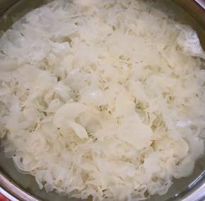 银耳放入锅中添加适量清水大火煮起来
