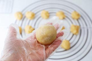 表面撒上适量的手粉