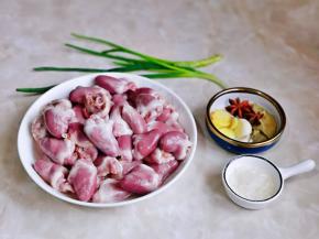 准备食材，鸭心洗干净。