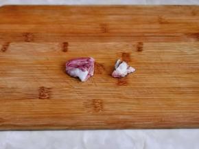 鸭心头切掉，再从中间切开，如果有血块清理干净，依次做完。