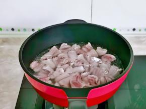 焯水：冷水下锅，大火烧开煮2分钟，捞出冷水冲洗干净。