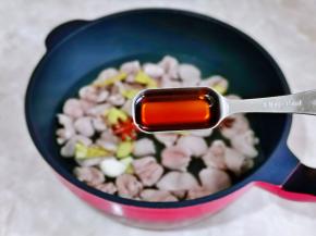 加入料酒，适当多一点去腥。