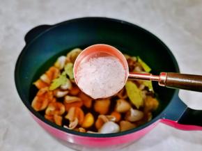 按个人口味加入冰糖，不喜欢也可以不加。