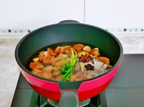 加入小葱，大火烧开，转中小火煮20分钟左右。