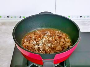 撒上一把白芝麻，按个人口味加入盐，大火收汁至浓稠关火。