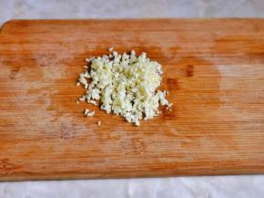 大蒜去皮切碎。