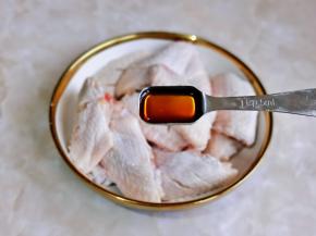 放入器具中，加入料酒。