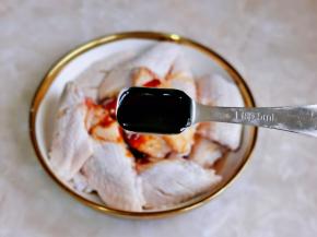 加入蚝油，戴上食品手套抓拌均匀。