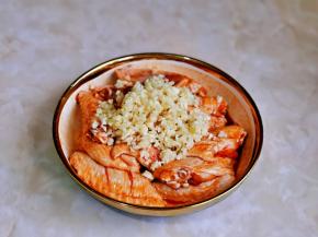 再加入切好的蒜末，奥尔良烤翅料。