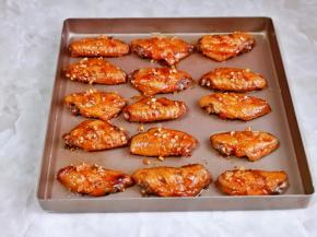 取出刷上蜂蜜，再刷上腌制剩下来的蒜泥，白芝麻，入烤箱再烤10分钟。