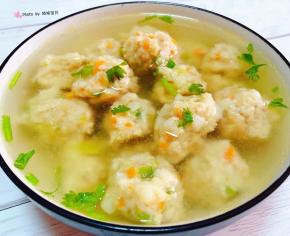 鲜美可口的莲藕肉丸汤盛入容器中就大功告成了