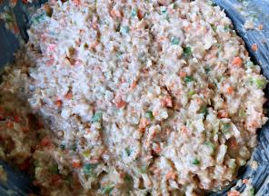 顺时针一个方向搅拌馅料使其上劲即可